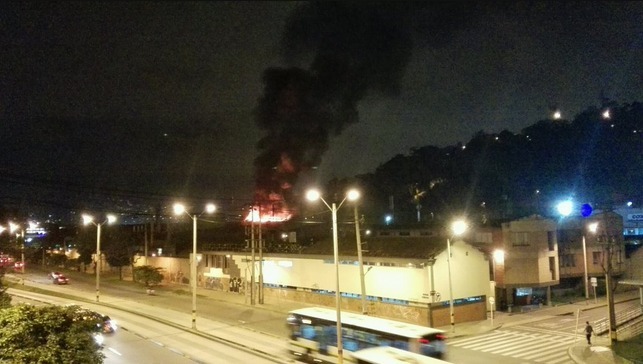 El incendio se ve en varias zonas de la ciudad. FOTO Cortesía Yeimy Cuervo ‏@yeimycuervo