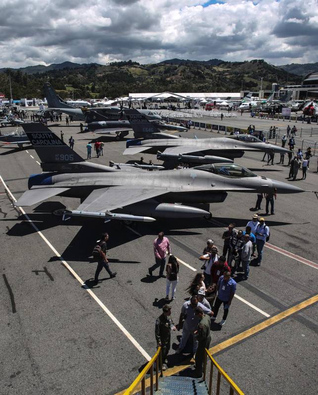 Hay compañías que traen simuladores de vuelo, representaciones de aeronaves en temas de mantenimiento, además de una generosa agenda académica en la que hay expositores muy calificados, entre ellos varios de la NASA. FOTO AFP