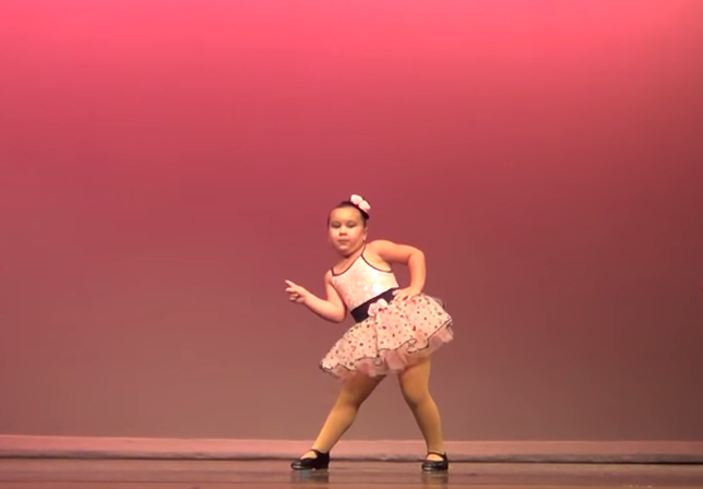 Johanna junto a dos compañeras, representaron el tema Respect, de Aretha Franklin.