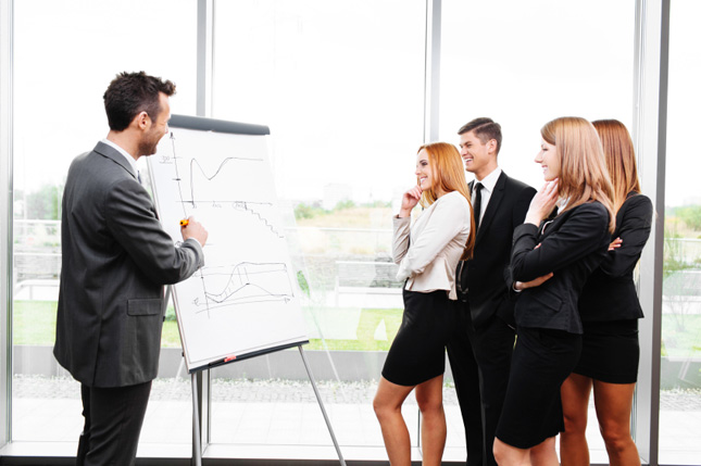 A diferencia de las capacitaciones tradicionales, este tipo de técnicas busca hacer énfasis en las bondades del trabajador para volverlo un líder. Foto: ShutterStock