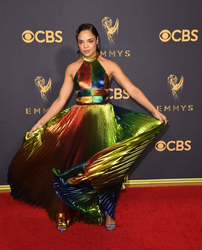 Tessa Thompson en este vestido arcoiris de Rosie Assoulin. Foto: Afp