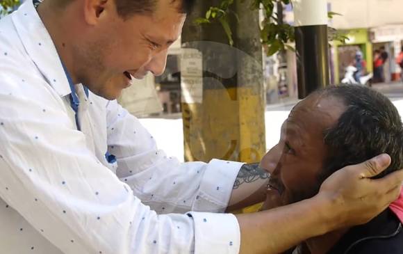 Padre e hijo no ocultaron su emoción al reencontrarse. FOTO CORTESÍA POLICÍA METROPOLITANA