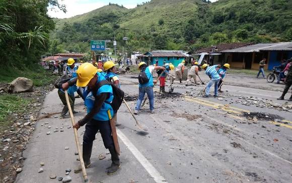 Limpieza de la vía Panamericana en las zonas donde fue bloqueada por la Minga. FOTO COLPRENSA
