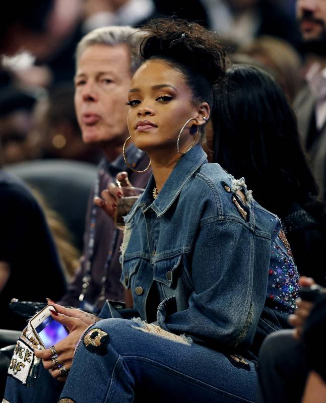 Rhianna mira la primera mitad del partido de baloncesto que se realizó el domingo pasado. FOTO AP
