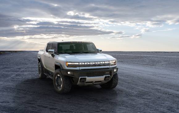 El modelo GMC Hummer Ev permitirá que sus cuatro llantas giren en el mismo ángulo en el mismo momento para realizar desplazamientos diagonales. Se le llama modo cangrejo. FOTO cortesía 