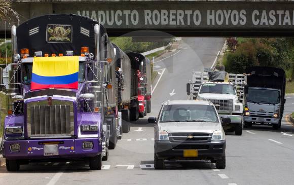 Según la autoridades este es el primer incidente que se da en Antioquia en medio del paro camionero que ya completa un mes. En la imagen el sector de la vía Medellín - Bogotá donde se concentran los camioneros. FOTO Jaime Pérez