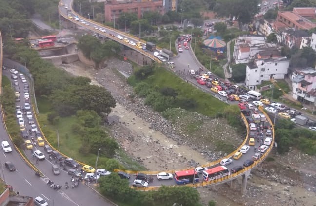 Siniestro vial colapsó la movilidad en el occidente de Medellín, en la canalización del quebrada La Iguaná. FOTOS CORTESÍA GUARDIANES DE ANTIOQUIA