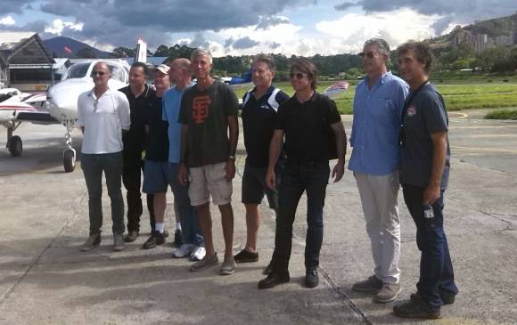Tom Cruise y sus acompañantes a su llegada al aeropuerto Olaya Herrera de Medellín. FOTO sstock y cortesía