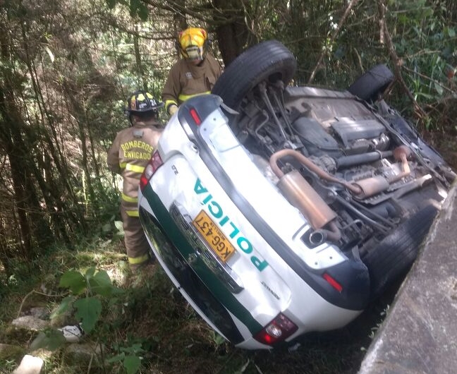 Patrulla de la Policía se volcó en El Escobero