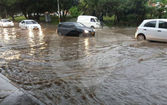 En la estación Ayurá también se inundó la vía. Foto: Sebastián Carvajal