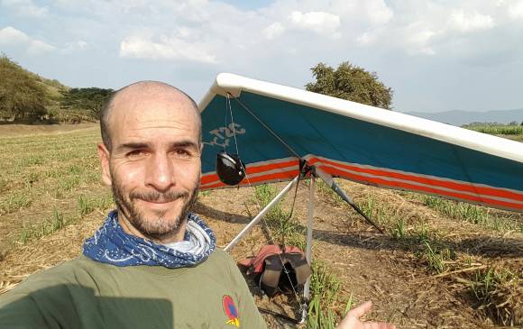 Daniel Vélez Bravo lleva 21 años volando y todavía no le ha perdido el gusto a hacerlo. Es más, su cometa es su mayor satisfacción, máxime en vuelos de largo calibre. FOTO cortesía Daniel Vélez B. 