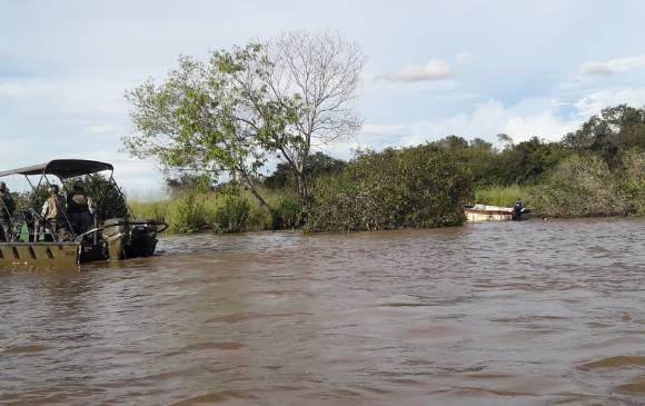 Una creciente del río Manacacías en Puerto Gaitán arrastró a dos hombres. Uno de ellos fue rescatado por la Armada Nacional. Foto: Cortesía Armada.