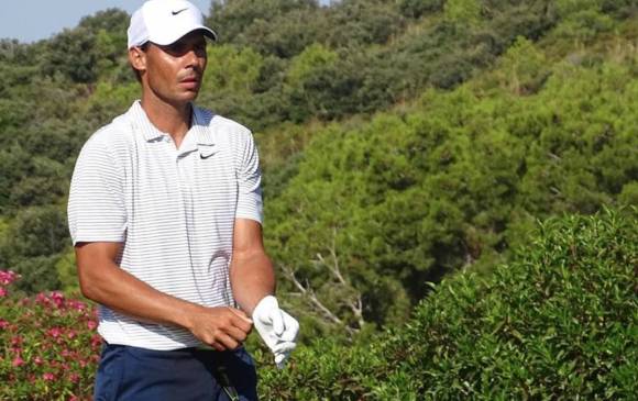 El tenista Rafael Nadal demuestra sus habilidades en el golf. FOTO CORTESÍA @fbaleargolf 