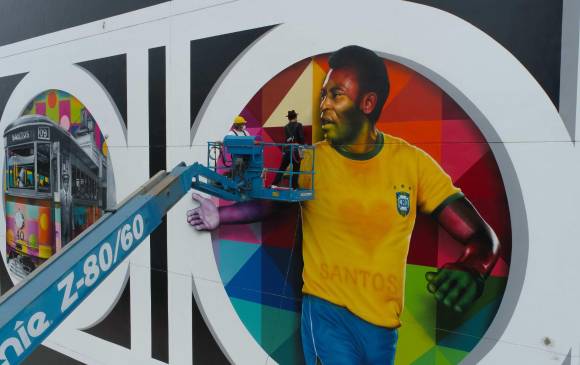 El artista urbano Eduardo Kobra, cuyos grafitis sociales han conquistado al mundo, rindió un colorido homenaje a Pelé a través de un inmenso mural de 800 metros cuadrados. La obra de arte está en Santos. FOTO EFE