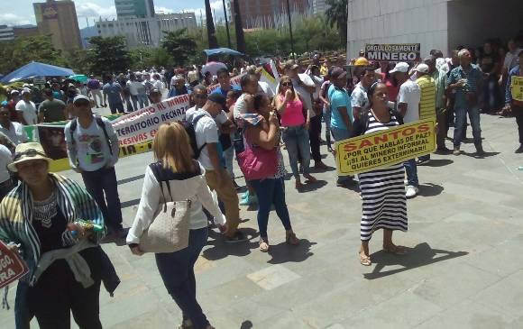 Mineros artesanales protestan frente a la Gobernación