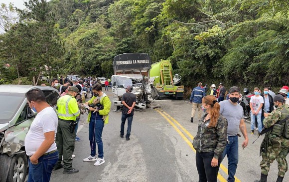 El hecho, que dejó dos heridos, se presentó en la autopista Medellín-Bogotá, a la altura de San Luis. FOTO CORTESÍA INVÍAS