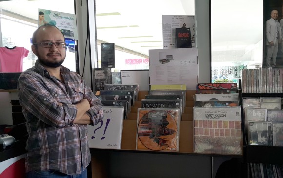 Giovanni Pérez en su tienda de música. Fotos: Melissa Gutiérrez