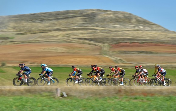 La Vuelta entra este martes en su última semana, con el final de la carrera el próximo domingo en Madrid. FOTO AFP