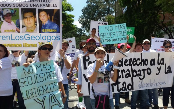 Familiares y amigos de los geólogos secuestrados por el Eln también marchan por su liberación. FOTO ALEX ANDRÉS HEREIRA FLÓREZ