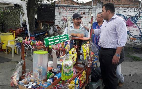 La alcaldía de Itagüi prevé que en el municipio hay por lo menos unos mil vendedores ambulantes. FOTO Cortesía