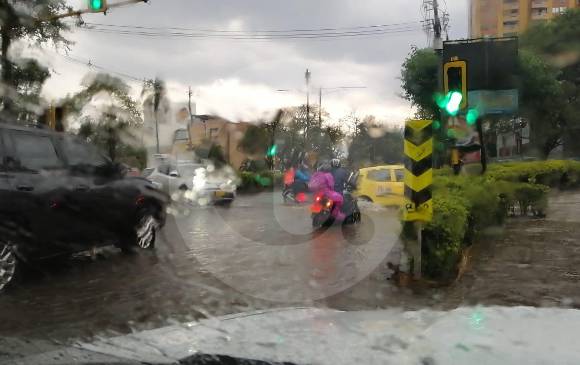 Así es la situación en el sur del Valle de Aburrá por el fuerte aguacero. FOTO CARLOS VELÁSQUEZ - JAIME PÉREZ
