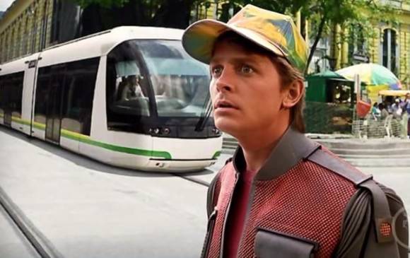¿Marty en el Tranvía?, uno de los memes compartidos en este día de Volver al futuro. FOTO Cortesía