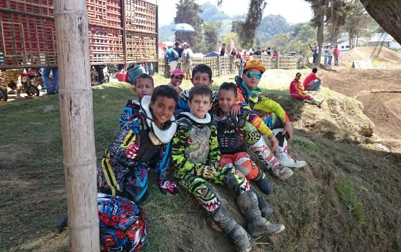 Motocrós traza la vida del pequeño Agustín