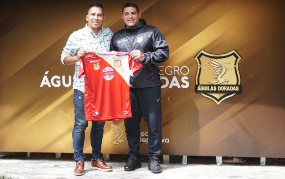El gerente deportivo de Rionegro Águilas, John Javier Restrepo, entrega la camiseta al técnico Stifano. FOTO cortesía águilas