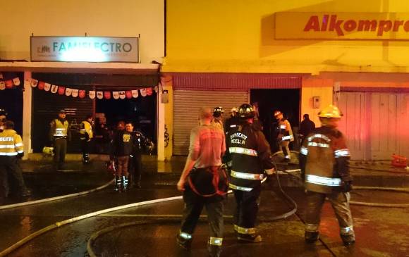 Los bomberos evitaron que el incendio se propagara a otros locales. FOTO CORTESÍA BOMBEROS MEDELLÍN.