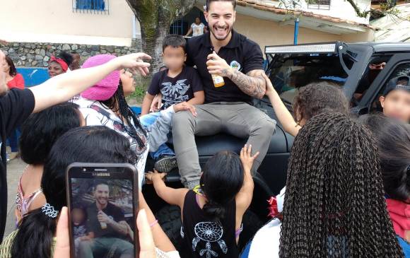 Maluma en una de las visitas a su fundación El arte de los sueños. FOTO Cortesía.