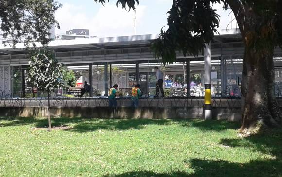 Personal de aseo despintó la fachada externa. FOTO CORTESÍA Q´HUBO MEDELLÍN (LAURA ROSA JIMÉNEZ)