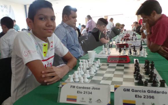 El colombiano José Gabriel Cardoso jugaba anoche su cuarta partida ante el Maestro Internacional Tang Andrew de Estados Unidos. FOTO cortesía oficina de comunicaciones continental 