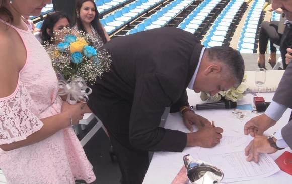 Las parejas se inscribieron en un concurso que abrió el Gobierno de la Ciudad de Buenos Aires que tenía como premio poder casarse en el estadio de Boca Juniors. FOTO EFE