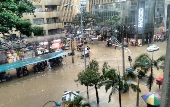 En varias vías de Medellín, como la Avenida La Playa, hubo represamiento de aguas. Foto Álex Esteban Martínez.