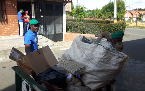 Una de las jornadas de entrega de volantes, integrada por grupos de voluntarios y los recicladores que trabajan en el barrio Patio Bonito de Medellín. FOTO CORTESÍA FUNDACIÓN GRUPO FAMILIA 