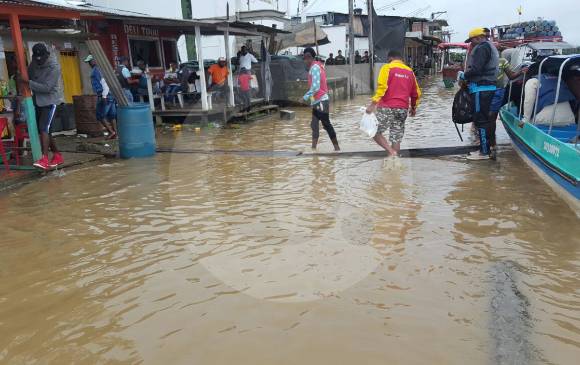 Así quedó ayer la calle principal del municipio de Vigía del Fuerte, tras el desbordamiento del río Atrato, la situación es difícil en las veredas de esa población, por las fuertes lluvias. FOTO Cortesía