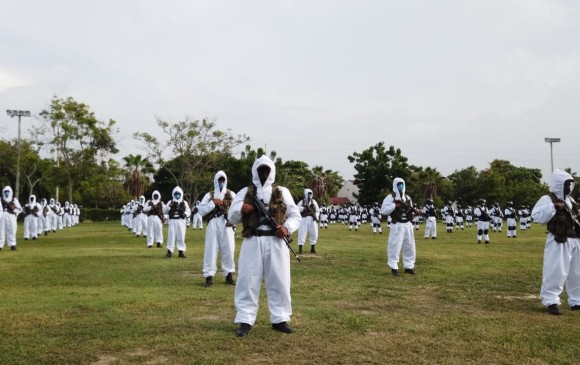 Soldados con traje antifluidos, tapabocas y armas de largo alcance, una de las estrategias de Barranquilla que ha sido cuestionada por epidemiólogos. FOTO Cortesía Alcaldía de Barranquilla