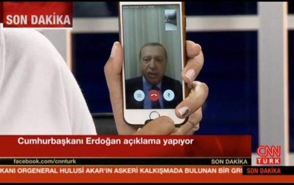 Tayyip Erdogan dirigiéndose al pueblo turco a través de FaceTime. FOTO REUTERS