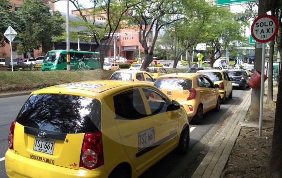 Para el cobro de las nuevas tarifas, los taxistas deberán pagar los derechos de tránsito a nombre de la Secretaría de Movilidad de Medellín. FOTO: ARCHIVO
