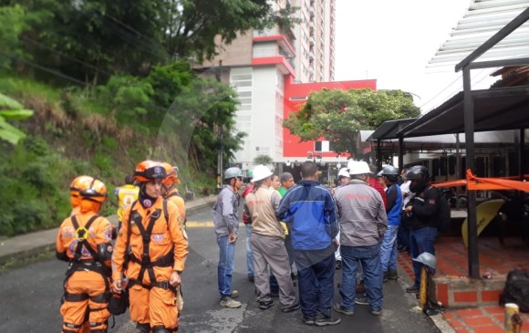 Personal del cuerpo de bomberos y un equipo técnico están verificando las condiciones de seguridad y la evacuación total del inmueble. FOTO EL COLOMBIANO