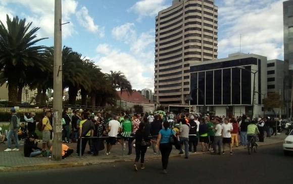 Un grupo de hinchas se agolpó desde tempranas horas a las afuera del hotel Marriott, lugar donde se concentrará Nacional en Quito. FOTO Tomada de @radha_ji