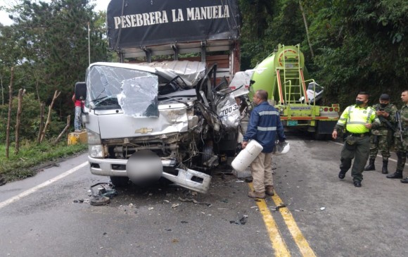El hecho, que dejó dos heridos, se presentó en la autopista Medellín-Bogotá, a la altura de San Luis. FOTO CORTESÍA INVÍAS