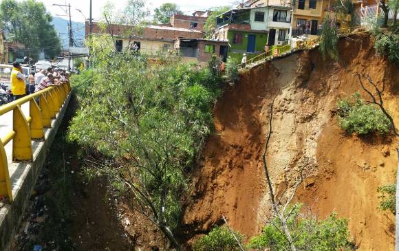 La caída desde el acceso peatonal hasta la quebrada La Cañaveral es de aproximadamente 40 metros. EPM trabaja en la zona. Foto Cortesía Dagrd