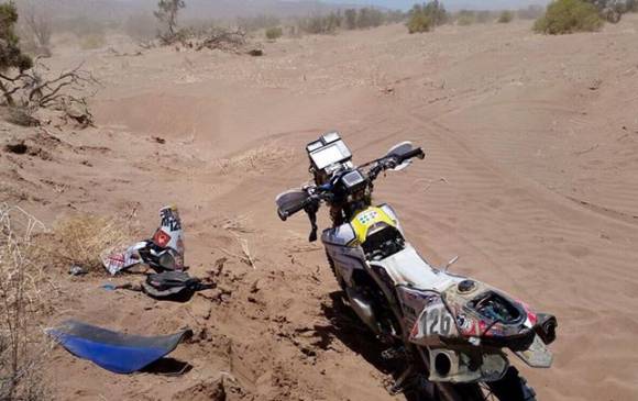 Así quedó la moto de Juan Esteban Sarmiento tras la dura etapa de ayer que lo dejó al margen del Dakar. FOTO cortesía