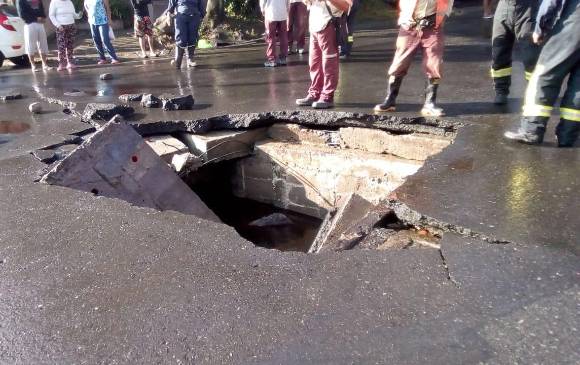 Empresa Públicas de Medellín (EPM) informó que ya fue controlada la fuga de agua. Autoridades avanzan en el censo de daños. FOTO CORTESÍA EPM