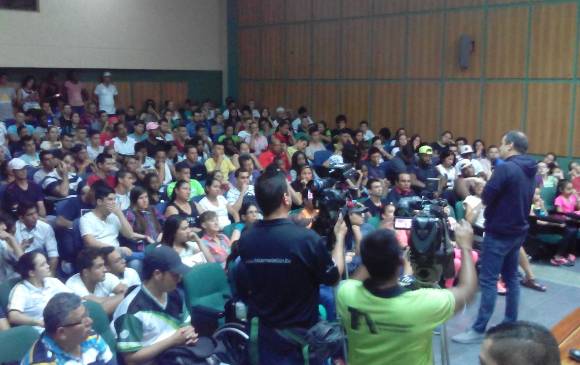 El auditorio de Indeportes estuvo lleno en la reunión de deportistas y entrenadores con el gerente de la entidad. FOTO cortesía 