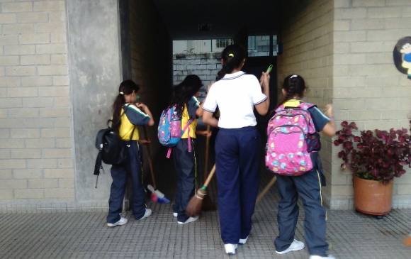 Los estudiantes de la Institución Educativa San Luis Gonzaga estuvieron realizando las labores de aseo por dos meses, debido a falta de personal. FOTO CORTESÍA