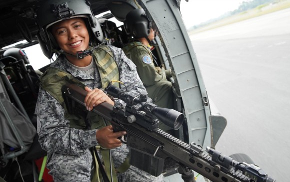La subteniente Yeni Stefania Bedoya Carvajal es la única mujer Tirador Escogido de Plataforma que tiene la base aérea de Rionegro, Antioquia. FOTO Cortesía Fuerza Aérea