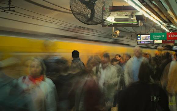 ¿Qué se escucha en el metro de cuatro ciudades latinoamericanas? Ese es el trabajo de Alejandro Briaza. FOTO Cortesía
