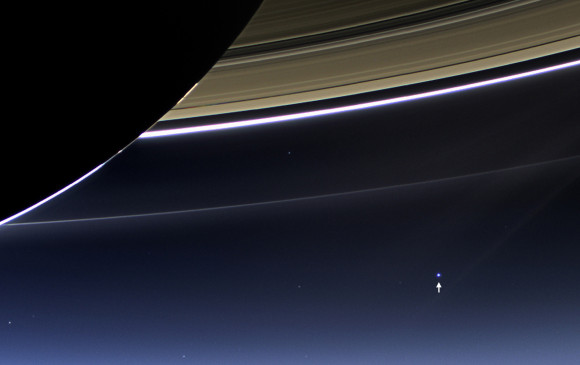 La Tierra, un punto, tomada por Cassini desde Saturno.